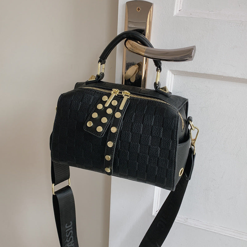 Сумка-мессенджер через плечо в клетку в стиле ретро