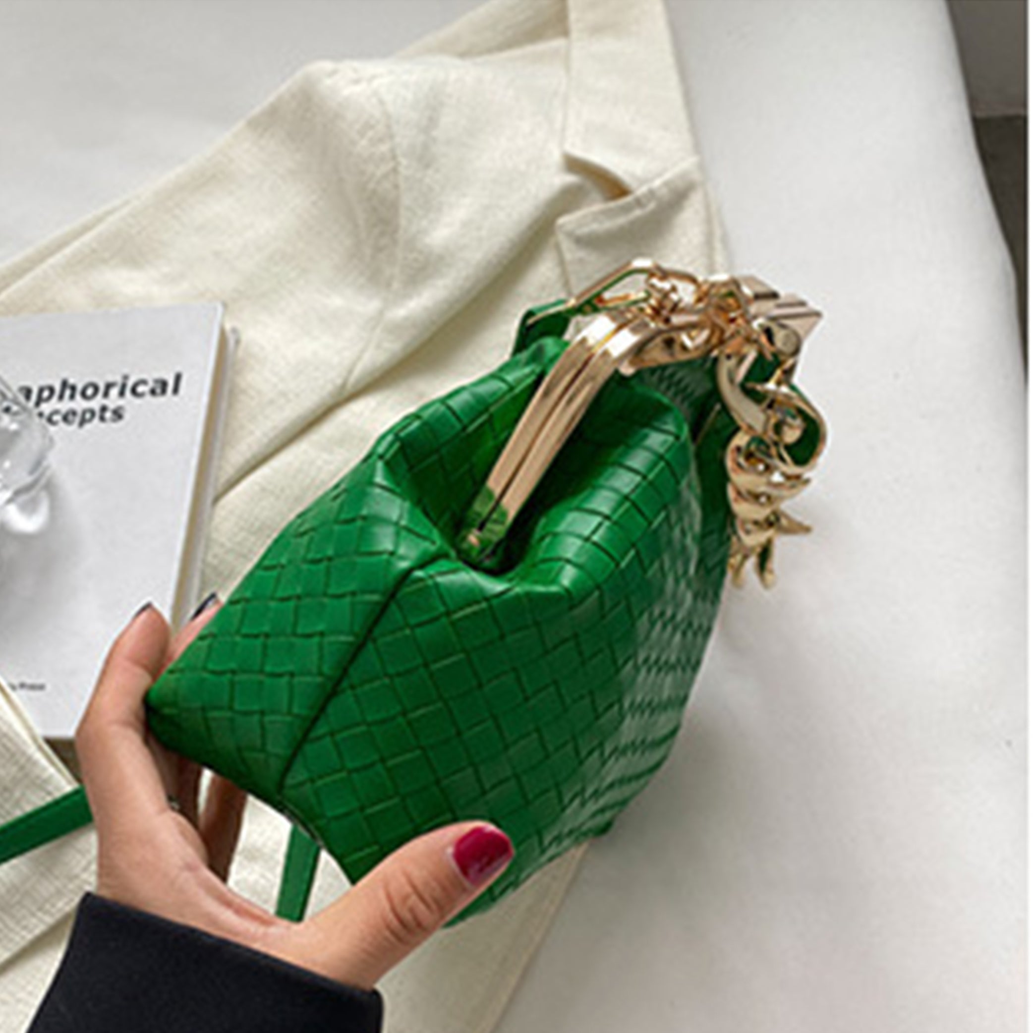 Сумка через плечо с цепочкой в стиле ретро